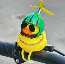 Badeend met groene helm fietstoeter 